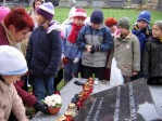 Pamitamy o zmarych - uczniowie klas I-III na cmentarzu w Rymanowie - fot. M. Dbek ::  10