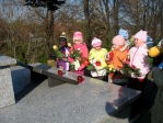 Dzieci z zerwki odwiedzaj cmentarz w Rymanowie - fot. A. Szul ::  8